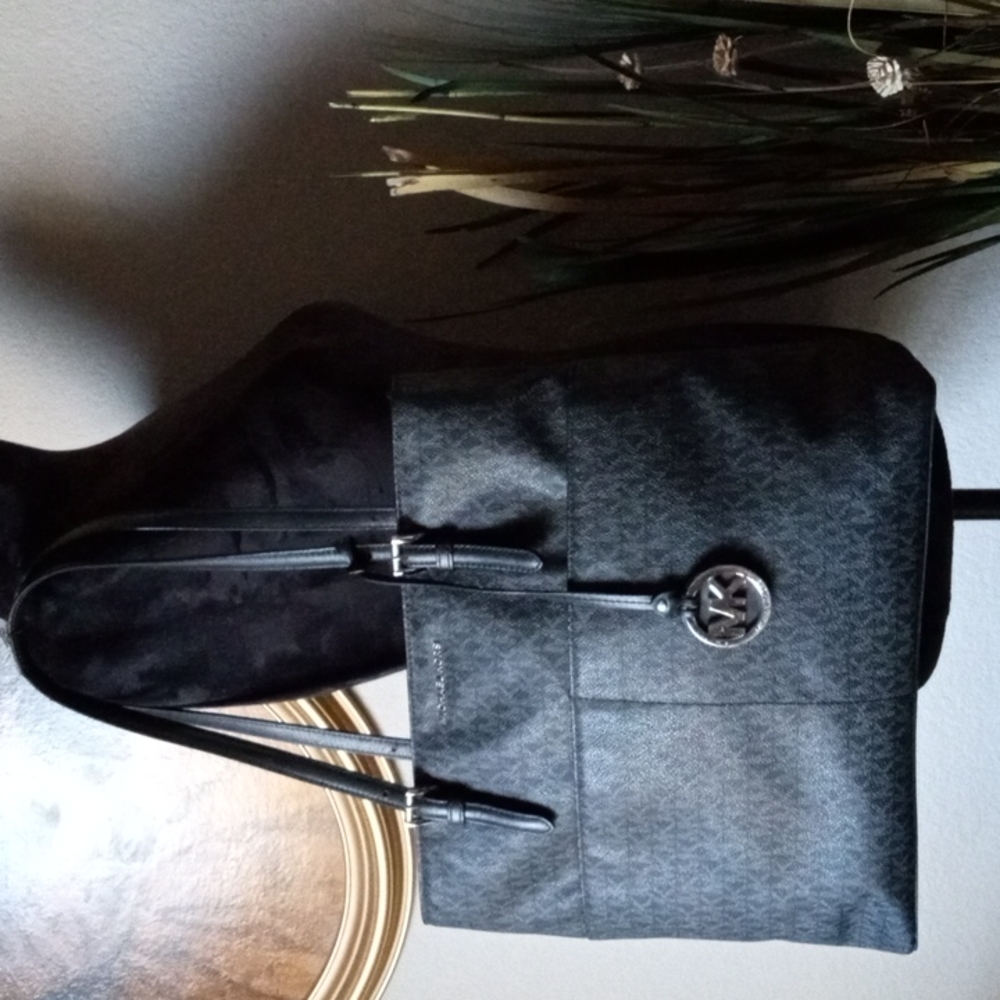 NEW - MICHAEL KORS Black Signature Jet Set Top Zip Tote Shoulder Bag.